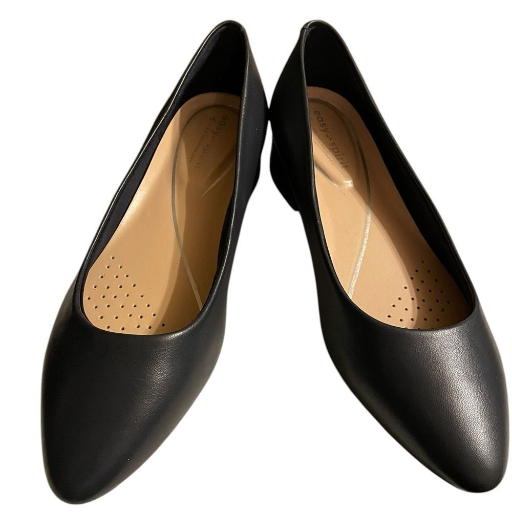 Easy Spirit women’s leather navy blue slip on shoes. Has block heel. Size 6W